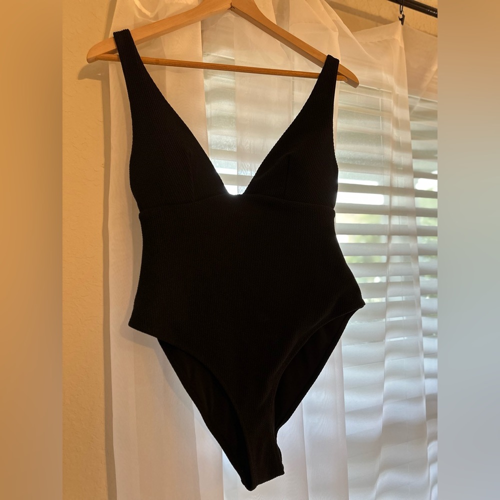 H&M Ribbed Swimsuit. Worn once! Perfect condition! 🤍✨